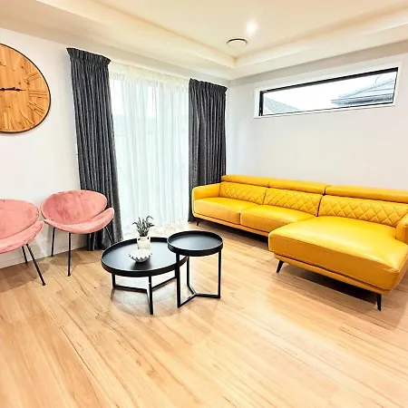 Tranquil 4 Bed Family Retreat 5Min To Airport Villa